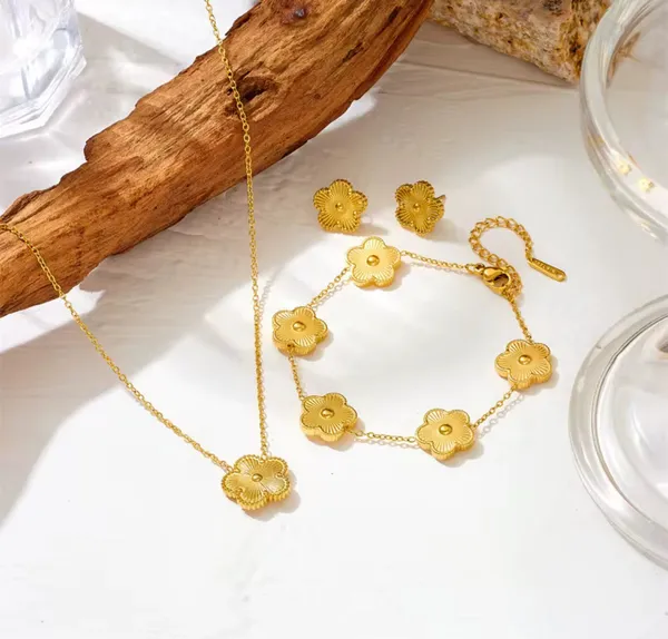 Golden_Stainless_Steel_And_Hypoallergenic_Coating_Jewelry_Set_For_Women
